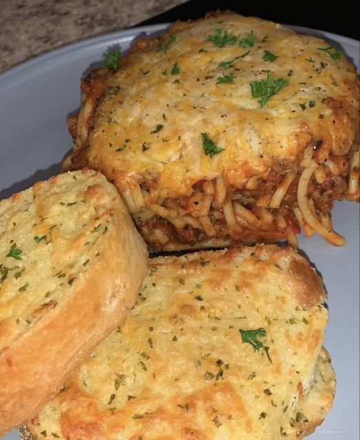 Baked spaghetti & garlic bread