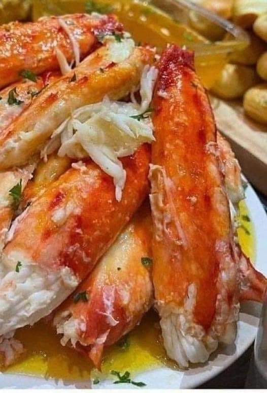 Baked Crab Legs in Butter Sauce