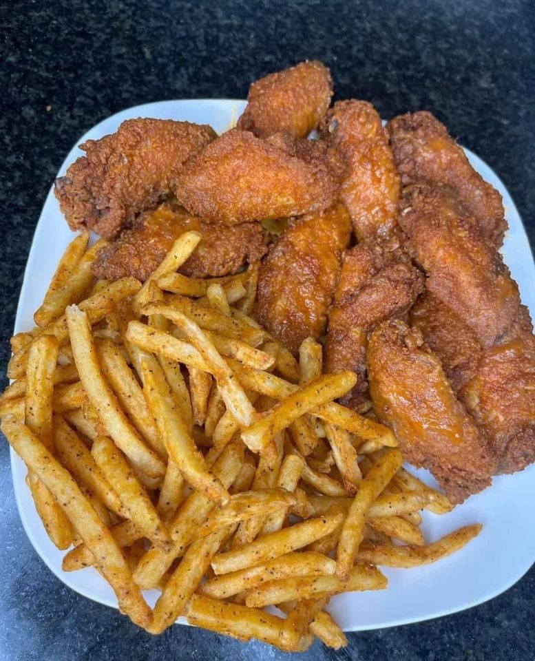 Wings and fries 😍