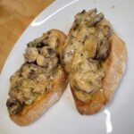 Toasted bread with creamy mushrooms