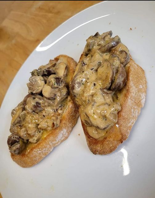 Toasted bread with creamy mushrooms
