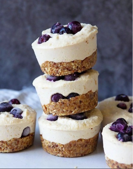 MINI RAW VEGAN LEMON AND BLUEBERRY CHEESECAKES