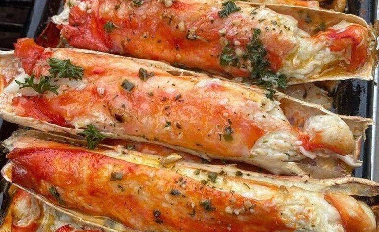 Baked Crab Legs in Butter Sauce