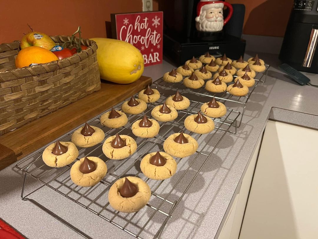 CLASSIC PEANUT BUTTER BLOSSOM COOKIES