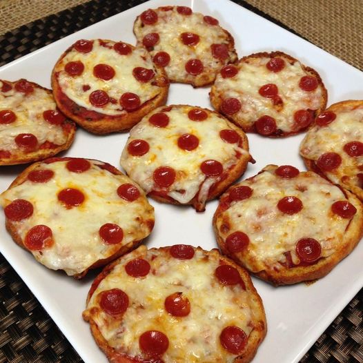 MINI PEPPERONI DEEP-DISH PIZZAS – Yummly Recipes