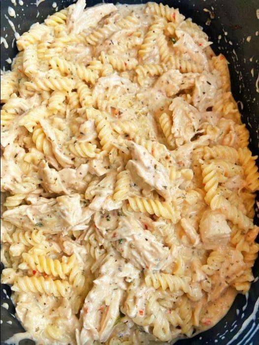 Crockpot Garlic Parmesan Chicken Pasta