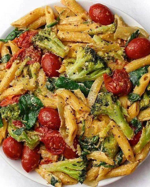 CHEESY PENNE WITH CHERRY TOMATOES, SPINACH AND BROCCOLI!