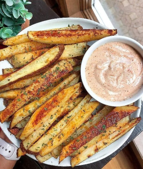 GARLIC FRIES + VEGAN CHIPOTLE AIOLI