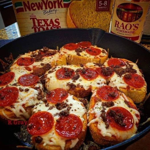 Weight Watchers Pizza on Garlic Bread😎