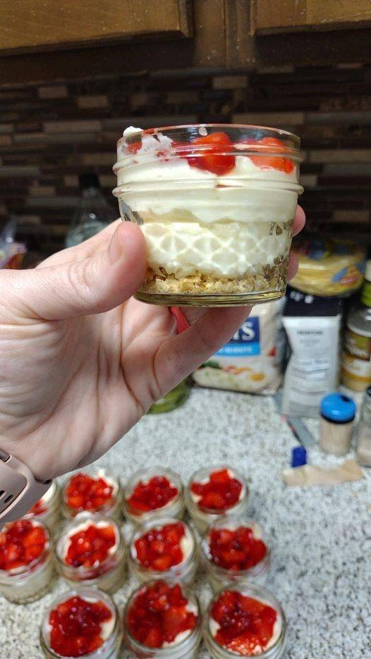 WW 2 point no beak satrwberry cheescake in an jar