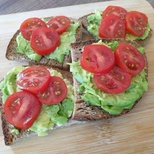 VEGAN AVOCADO-TOMATEN-BROT