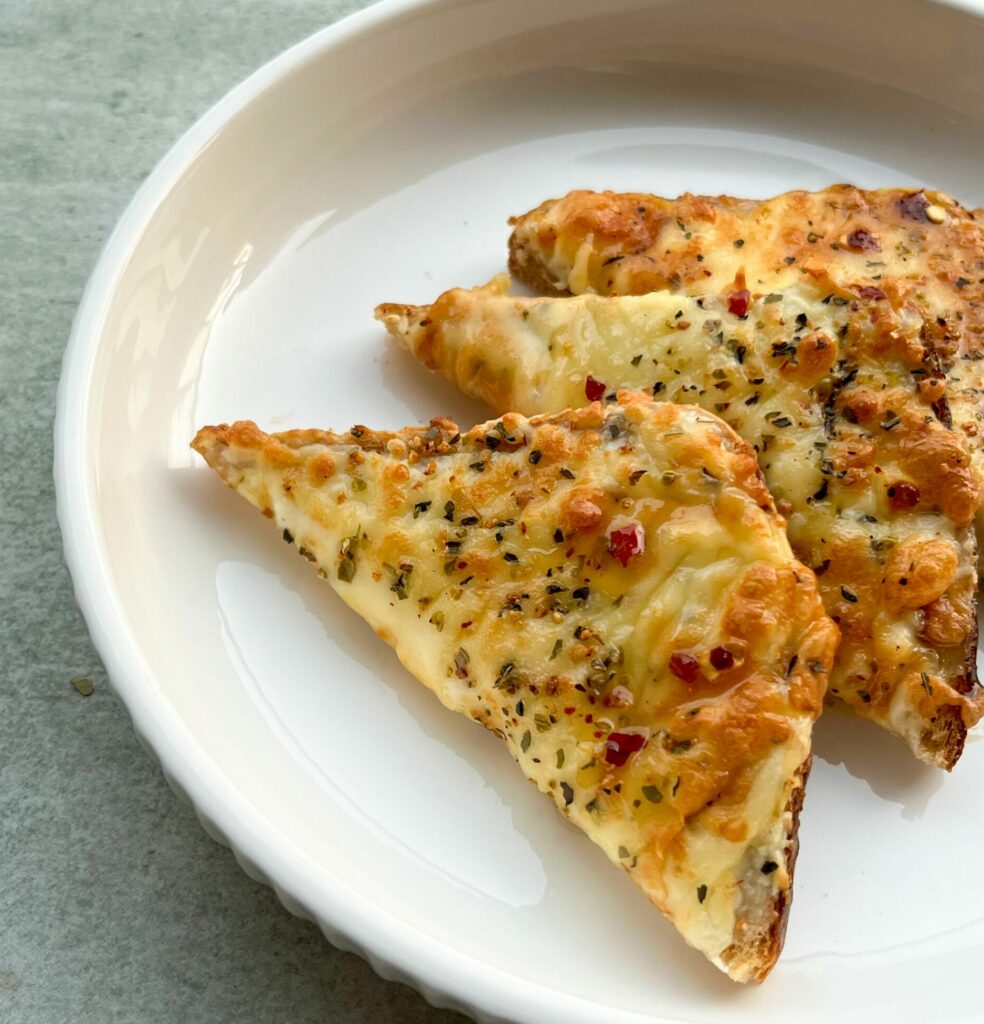 5 Minute Cheesy Airfryer Garlic Bread