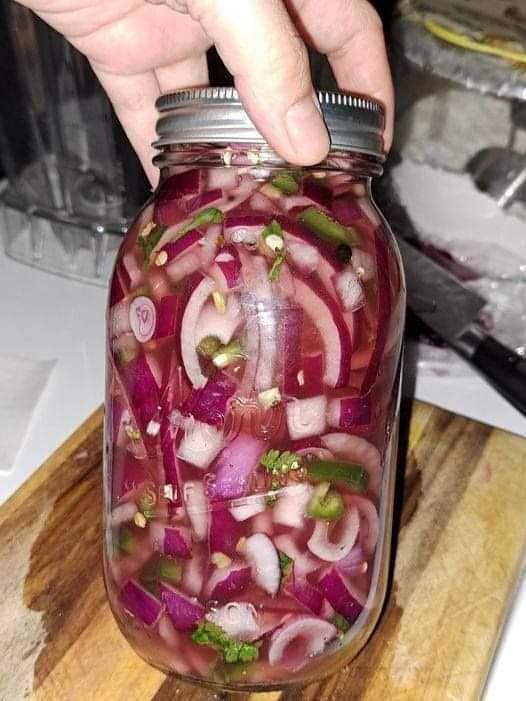 Quickled spicy red onions