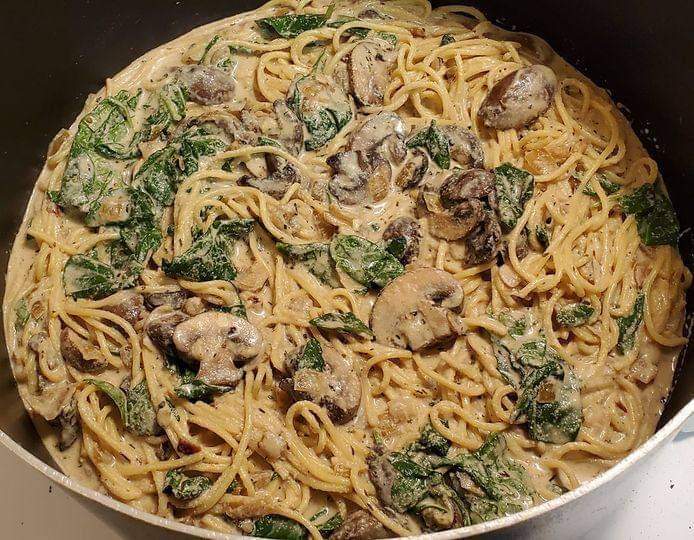 Mushroom and spinach spaghetti with a creamy roasted garlic sauce