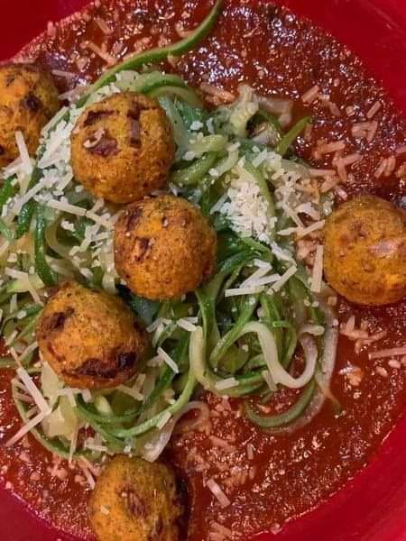 Zucchini zoodles spaghetti with millet / Quiona balls