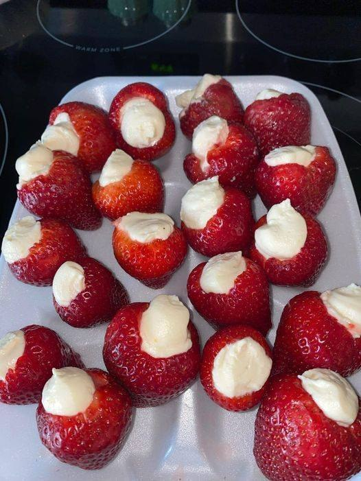 Keto Cheesecake Stuffed Strawberries